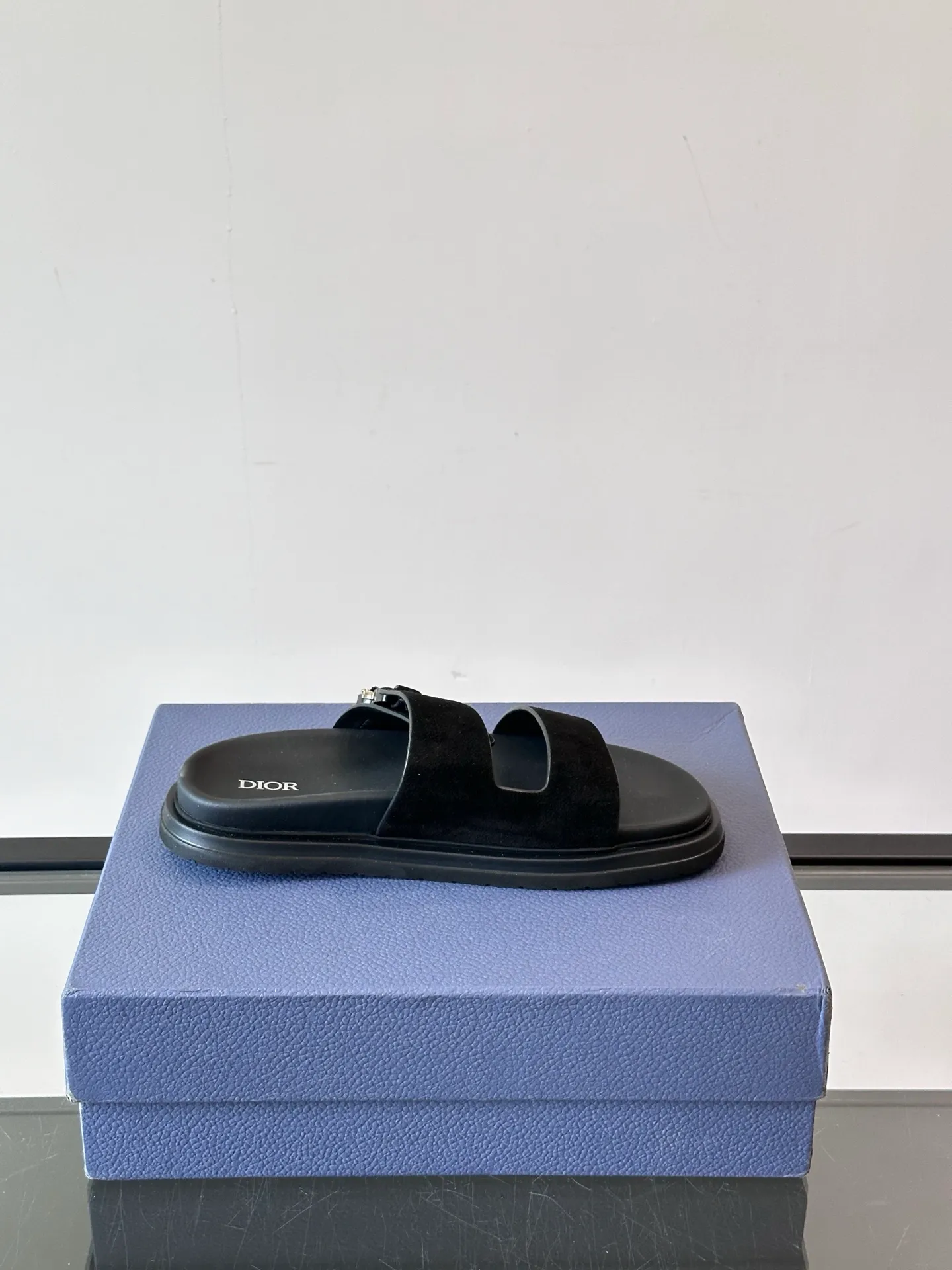 Factory price: 300💰Dior Aqua men's sandals and slippers. Showcasing Dior haute couture design. The Dior gray suede strap is accented with an aluminum Dior buckle for added style. Paired with a comfortable tonal notch sole, they pair easily with shorts or jeans for a sophisticated look. Main body: suede cow leather, technical fabric lining: cow leather, with adjustable straps, aluminum Dior buckle, Dior gray EVA insole, tonal notch rubber outsole splicing structure👌👌 size: 38-44 (45.46 customized)